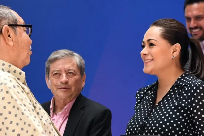 Tere Jiménez entrega lentes, sillas de ruedas y más de 12,900 apoyos a personas vulnerables a través del IBPEA en Aguascalientes.