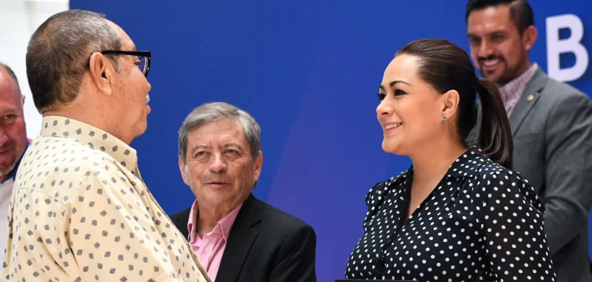 Tere Jiménez entrega lentes, sillas de ruedas y más de 12,900 apoyos a personas vulnerables a través del IBPEA en Aguascalientes.