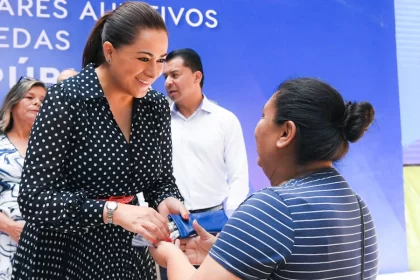 Tere Jiménez entrega lentes, sillas de ruedas, andaderas y auxiliares auditivos en Aguascalientes, sumando más de 12,900 apoyos del IBPEA durante su administración para personas en situación vulnerable.