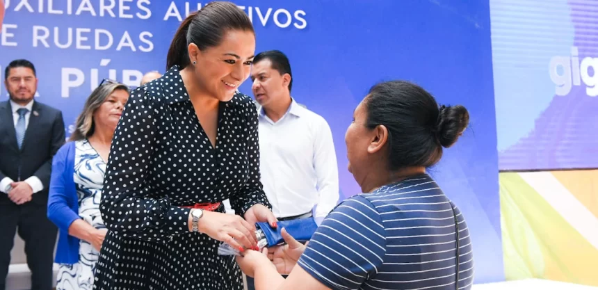 Tere Jiménez entrega lentes, sillas de ruedas, andaderas y auxiliares auditivos en Aguascalientes, sumando más de 12,900 apoyos del IBPEA durante su administración para personas en situación vulnerable.