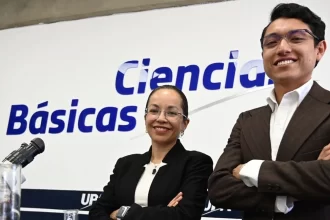 Jóvenes universitarios del Instituto de Ciencia y Tecnología