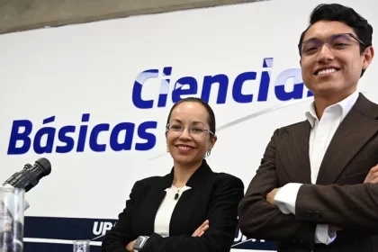 Jóvenes universitarios del Instituto de Ciencia y Tecnología