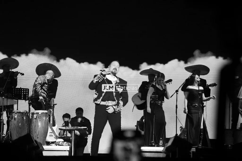 Acompanado por el mariachi zacatecano Pepe Aguilar rindio homenaje a grandes artistas mexicanos