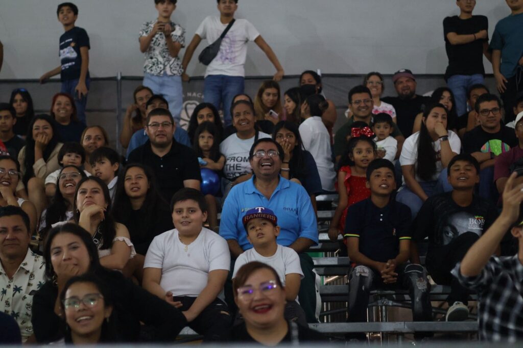 Como cada ano la funcion de lucha libre es abarrotada por los aficionados