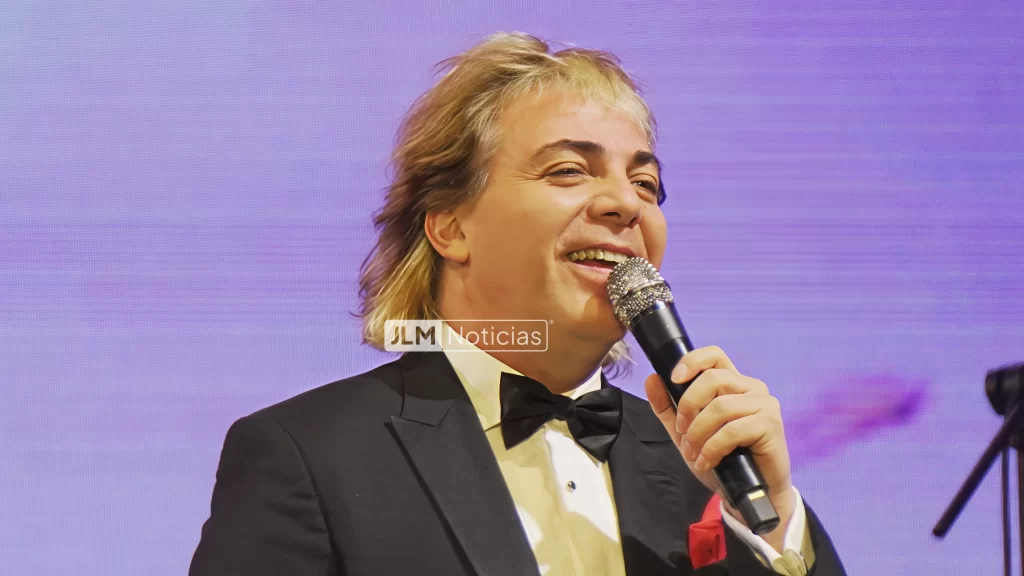 Cristian Castro llevo a su publico por un recorido musical con sus mas bellas melodias
