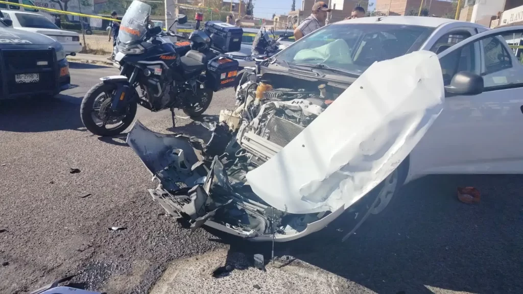 El vehiculo Beat quedo totalmente destrozado de su parte frontal