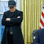 Elon Musk, junto a su hijo, al lado del presidente de Estados Unidos, Donald Trump, en el Despacho Oval de la Casa Blanca. Foto: JLMNoticias / EFE.