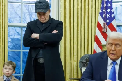 Elon Musk, junto a su hijo, al lado del presidente de Estados Unidos, Donald Trump, en el Despacho Oval de la Casa Blanca. Foto: JLMNoticias / EFE.