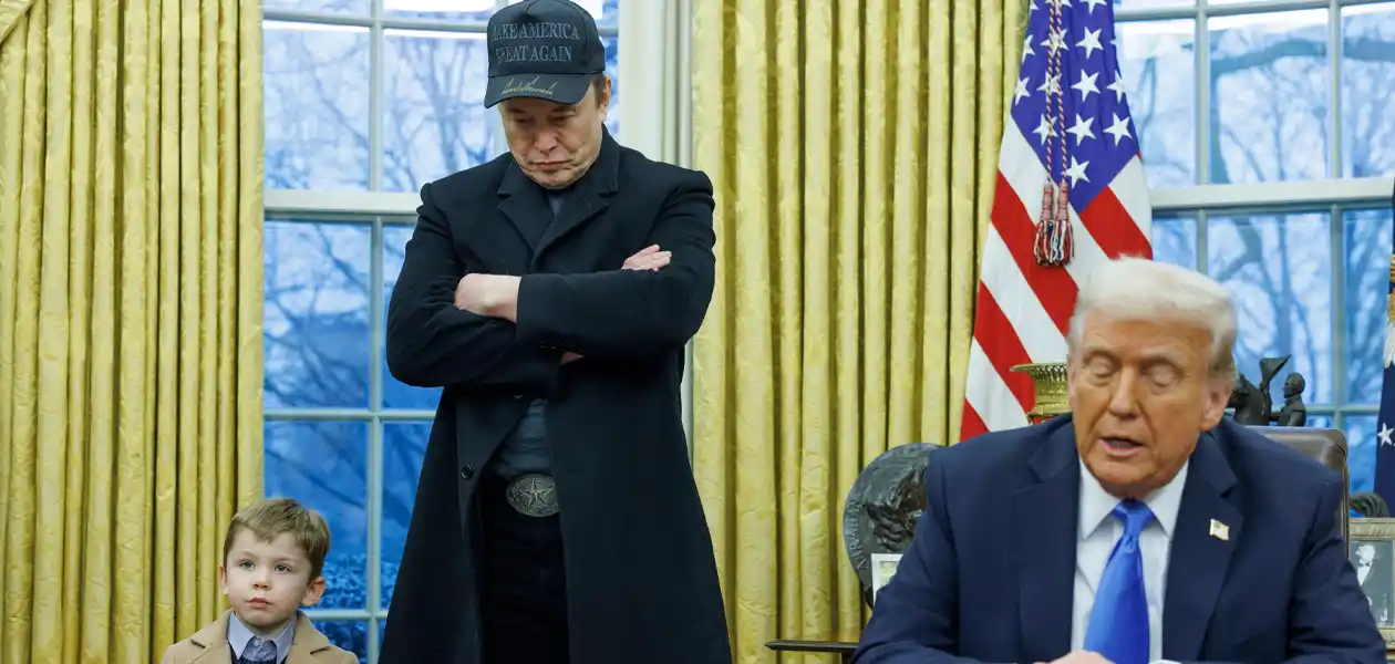 Elon Musk, junto a su hijo, al lado del presidente de Estados Unidos, Donald Trump, en el Despacho Oval de la Casa Blanca. Foto: JLMNoticias / EFE.