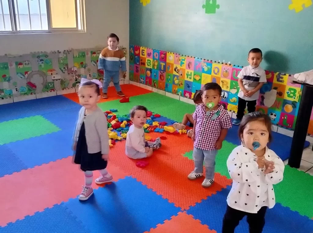 En las estancias infantiles los ninos reciben atencion en espacios seguros mientras sus papas o tutores trabajan o estudian