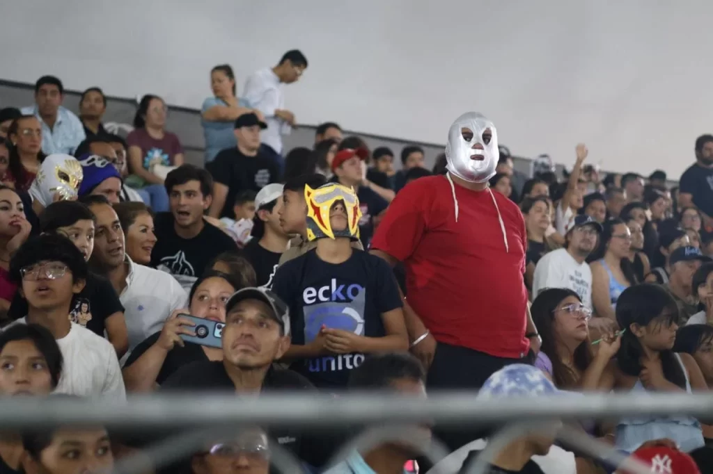 Fanaticos de la Lucha libre se hicieron presentes en el Foro de las Estrellas