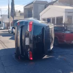 Fuerte accidente termina en volcadura y cuantiosos daños materiales