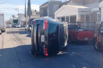 Fuerte accidente termina en volcadura y cuantiosos daños materiales