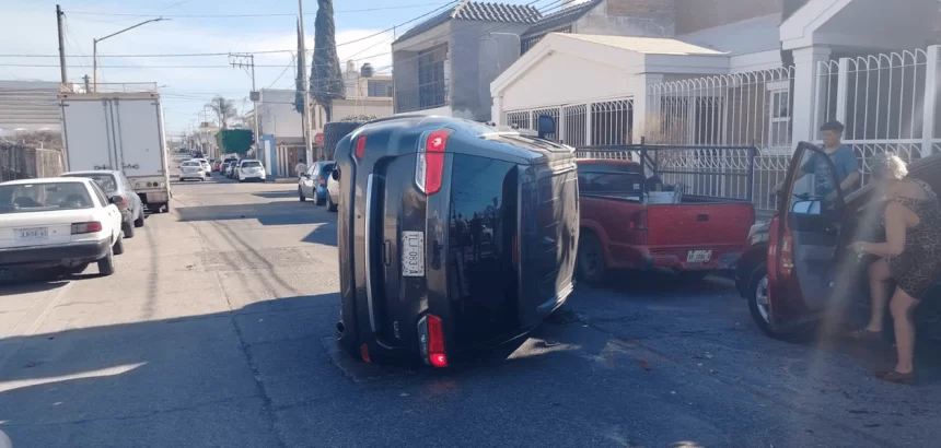 Fuerte accidente termina en volcadura y cuantiosos daños materiales
