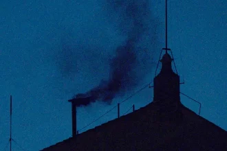 Fumata negra para la primera votación del cónclave