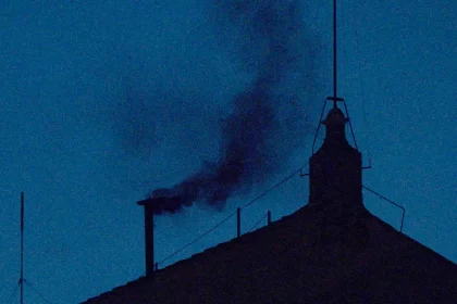 Fumata negra para la primera votación del cónclave