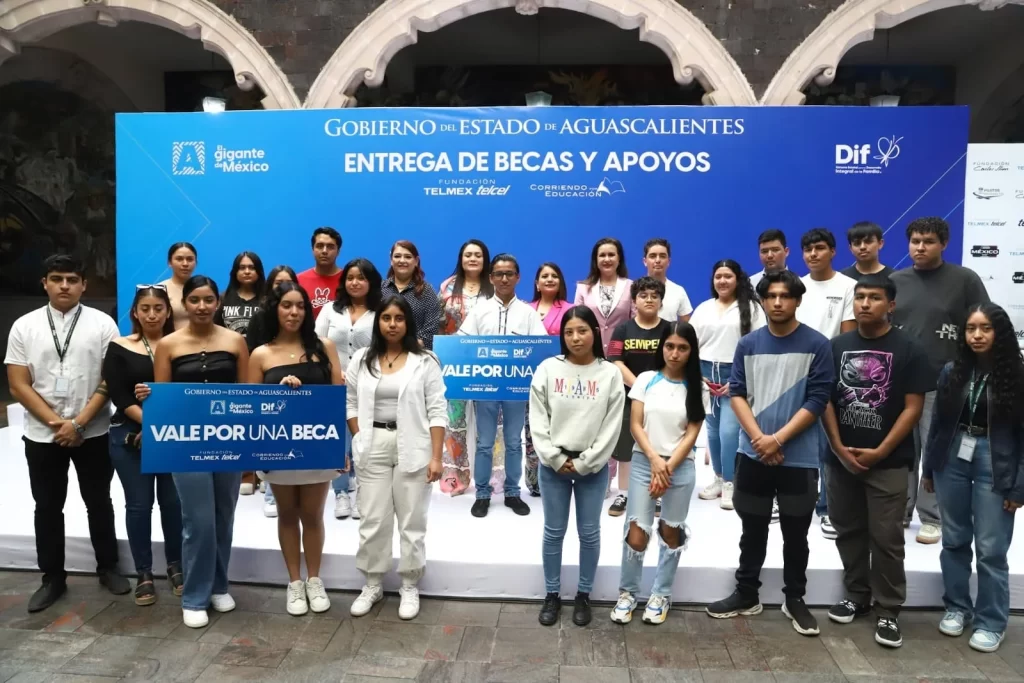 Fundacion Telmex Telcel entrego 30 becas educativas durante un evento en palacio de Gobierno