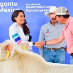 Ganaderos de Aguascalientes recibieron de manos de Tere Jiménez apoyos para la mejora génetica de sus animales