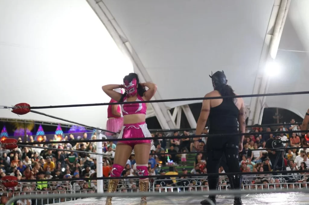 Gran batalla dieron tambien las luchadoras