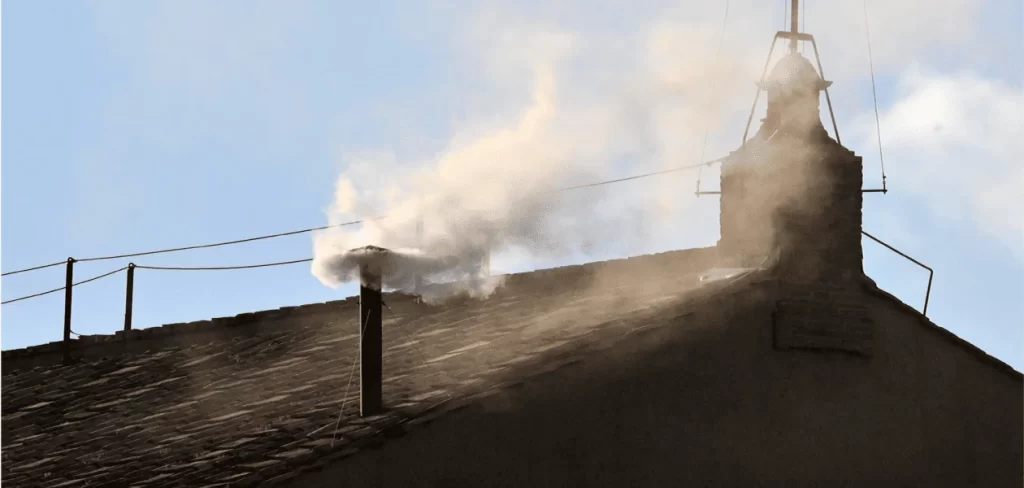 Habemus Papam, sale humo blanco de la capilla sixtina