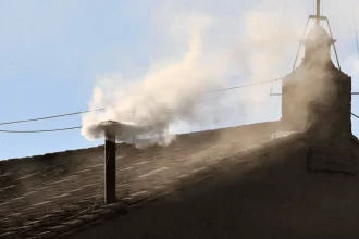 Habemus Papam, sale humo blanco de la capilla sixtina