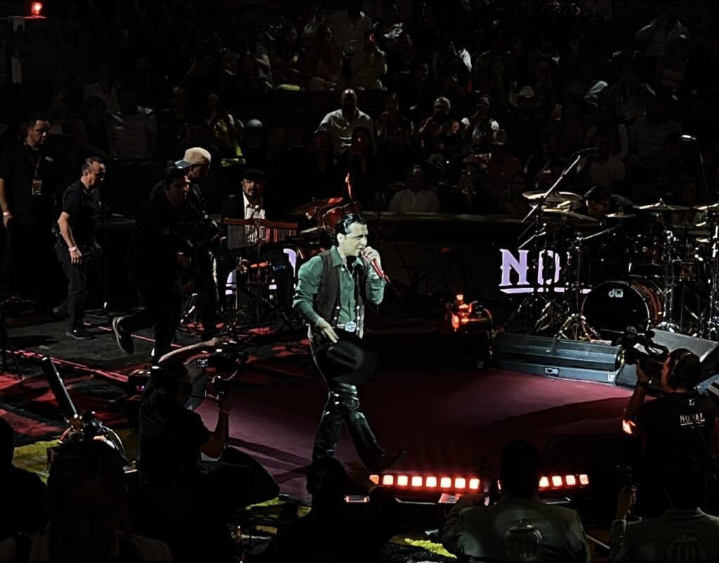 Christian Nodal desborda desamor y orgullo por sus raíces mexicanas en el Palenque de la FNSM