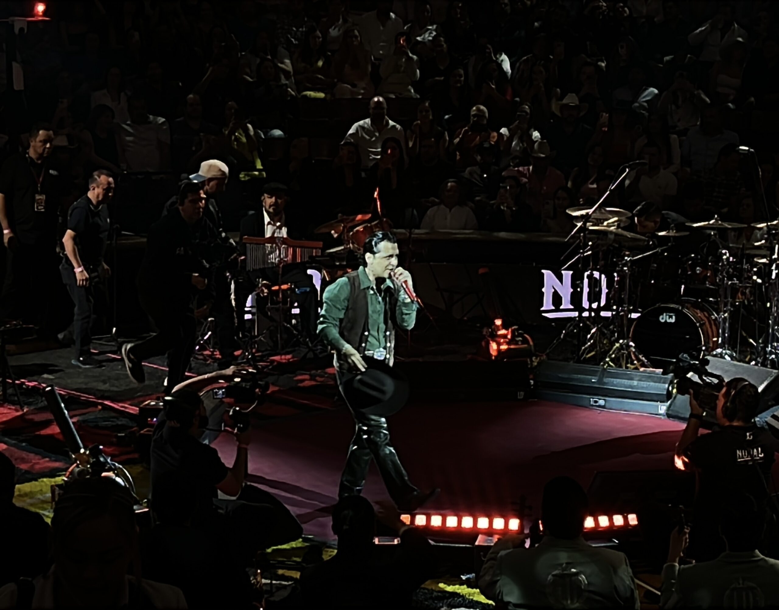 Christian Nodal desborda desamor y orgullo por sus raíces mexicanas en el Palenque de la FNSM