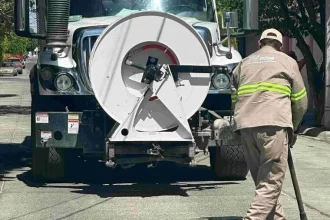 En coordinación con Protección Civil, se intensifican acciones de desazolve de caimanes, bocas de tormenta y cauces de arroyos, para evitar inundaciones y encharcamientos