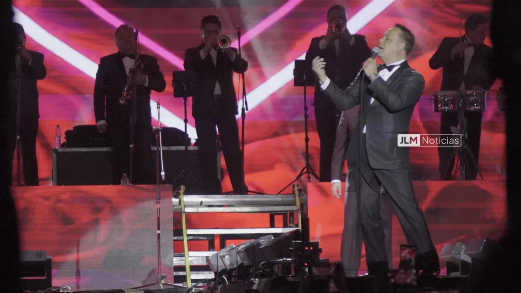 La Sonora Santanera interpreto sus mas grandes exitos