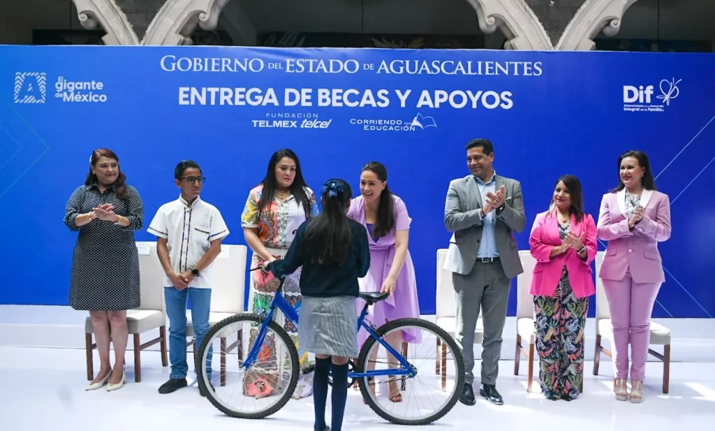 La gobernadora Tere Jimenez encabezo la entrega de apoyos de la Fundacion Telmex Telcel