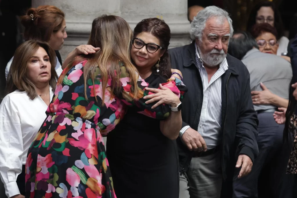 La jefa de gobierno de la CDMX Clara Brugada recibio el apoyo de su gabinete