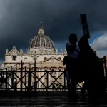 Vista general de la Plaza de San Pedro en la Ciudad del Vaticano. Las claves del cónclave que elegirá al nuevo Papa. Los cardenales continúan sus deliberaciones durante las congregaciones generales celebradas tras el fallecimiento del papa Francisco, en preparación para la asamblea que elegirá al nuevo papa, conocida como el cónclave. Foto de EFE/ EPA/ FABIO FRUSTACI.