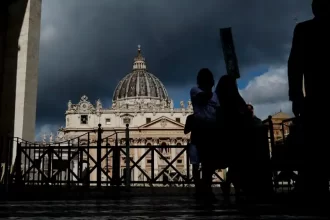 Vista general de la Plaza de San Pedro en la Ciudad del Vaticano. Las claves del cónclave que elegirá al nuevo Papa. Los cardenales continúan sus deliberaciones durante las congregaciones generales celebradas tras el fallecimiento del papa Francisco, en preparación para la asamblea que elegirá al nuevo papa, conocida como el cónclave. Foto de EFE/ EPA/ FABIO FRUSTACI.