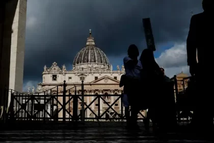 Vista general de la Plaza de San Pedro en la Ciudad del Vaticano. Las claves del cónclave que elegirá al nuevo Papa. Los cardenales continúan sus deliberaciones durante las congregaciones generales celebradas tras el fallecimiento del papa Francisco, en preparación para la asamblea que elegirá al nuevo papa, conocida como el cónclave. Foto de EFE/ EPA/ FABIO FRUSTACI.