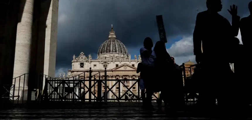 Vista general de la Plaza de San Pedro en la Ciudad del Vaticano. Las claves del cónclave que elegirá al nuevo Papa. Los cardenales continúan sus deliberaciones durante las congregaciones generales celebradas tras el fallecimiento del papa Francisco, en preparación para la asamblea que elegirá al nuevo papa, conocida como el cónclave. Foto de EFE/ EPA/ FABIO FRUSTACI.