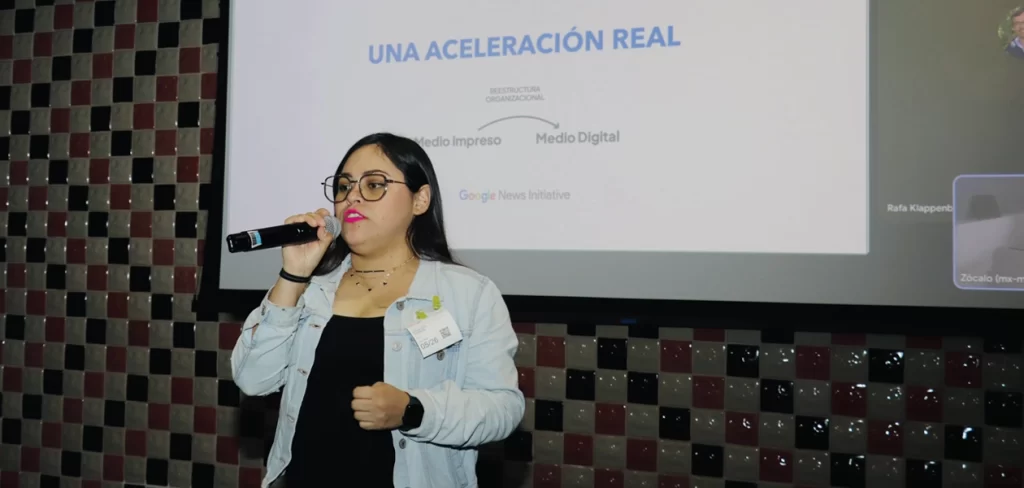 Alejandra Luna, directora del Departamento Digital de Hidrocálidodigital. Los equipos de los 14 medios que finalizaron el programa de sostenibilidad del periodismo en México. Foto: Google México.
