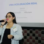 Alejandra Luna, directora del Departamento Digital de Hidrocálidodigital. Los equipos de los 14 medios que finalizaron el programa de sostenibilidad del periodismo en México. Foto: Google México.