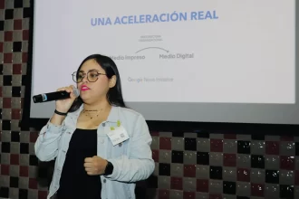 Alejandra Luna, directora del Departamento Digital de Hidrocálidodigital. Los equipos de los 14 medios que finalizaron el programa de sostenibilidad del periodismo en México. Foto: Google México.