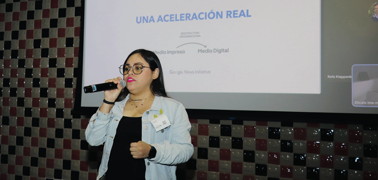 Alejandra Luna, directora del Departamento Digital de Hidrocálidodigital. Los equipos de los 14 medios que finalizaron el programa de sostenibilidad del periodismo en México. Foto: Google México.
