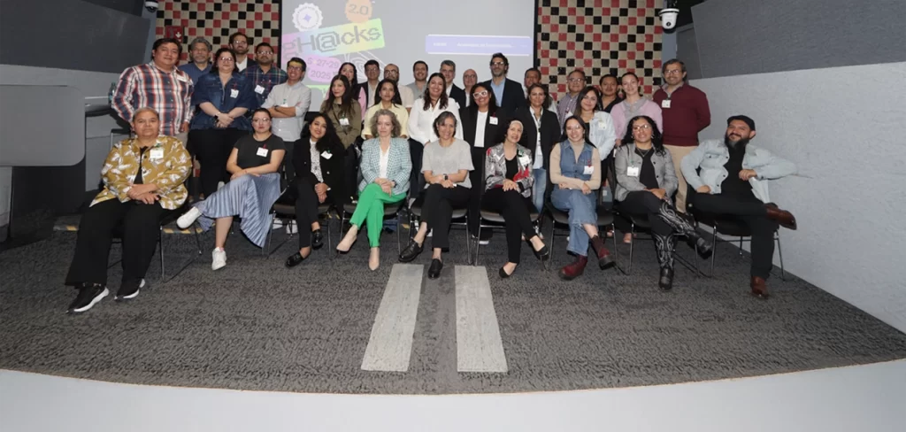 Los equipos de los 14 medios que finalizaron el programa de sostenibilidad del periodismo en México. Foto: Google México.