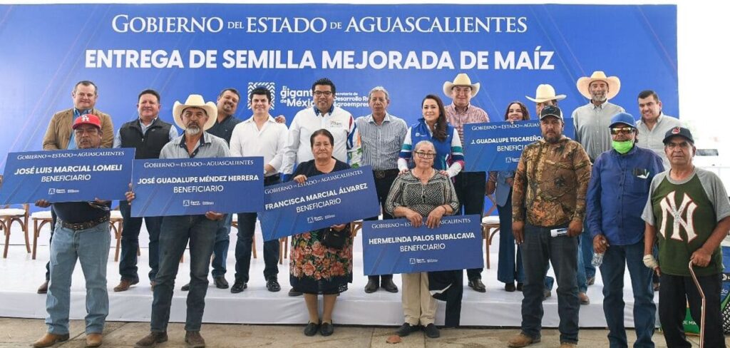 Tere Jiménez encabezó la entrega de semilla mejorada de maíz de riego en el municipio de Jesús María.