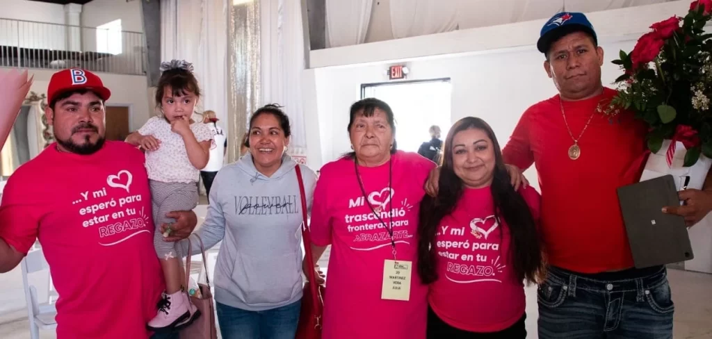 Tere Jiménez impulsa el programa Reencontrando Corazones, que permitió a madres de Aguascalientes reencontrarse con sus hijos migrantes en Estados Unidos durante un emotivo evento en Albuquerque.