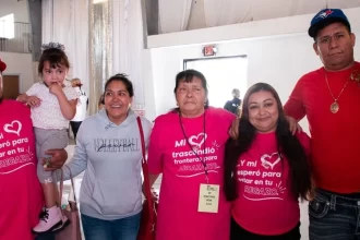 Tere Jiménez impulsa el programa Reencontrando Corazones, que permitió a madres de Aguascalientes reencontrarse con sus hijos migrantes en Estados Unidos durante un emotivo evento en Albuquerque.