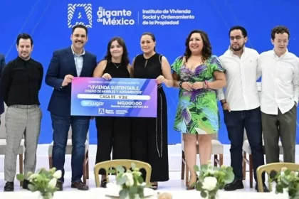 Tere Jiménez premia a estudiantes por proyectos de vivienda social sustentable en Aguascalientes; participaron 233 jóvenes de varias universidades.