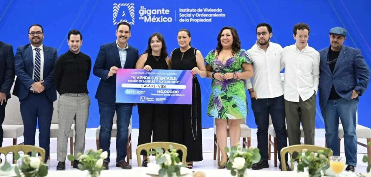 Tere Jiménez premia a estudiantes por proyectos de vivienda social sustentable en Aguascalientes; participaron 233 jóvenes de varias universidades.