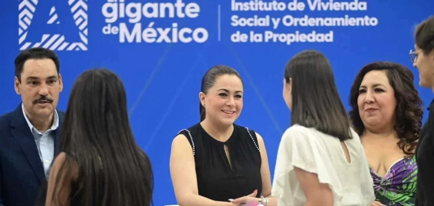 Tere Jiménez premia a estudiantes por propuestas de vivienda social sustentable en Aguascalientes; participaron 61 equipos universitarios.