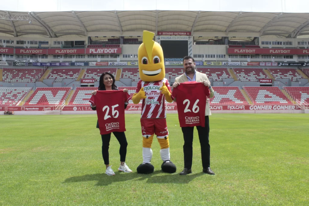 Acompanados por Rayito la mascota oficial representantes de Ciudad Maderas y Club Necaxa se pusieron la camiseta