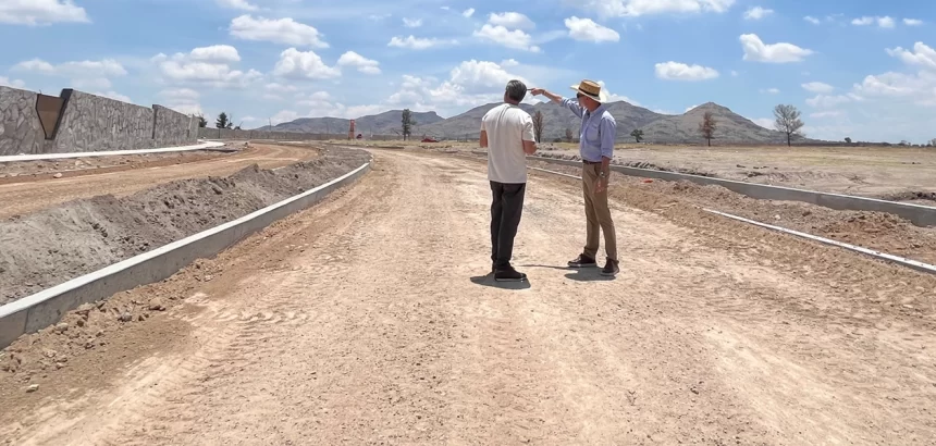 Al mes de junio, Zitara reporta la construcción de banquetas, bardas, y la vegetación del lugar.