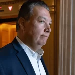 Alex Padilla, senador por California, expulsado de conferencia de gabinete de Trump