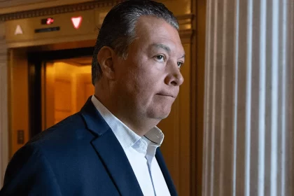 Alex Padilla, senador por California, expulsado de conferencia de gabinete de Trump